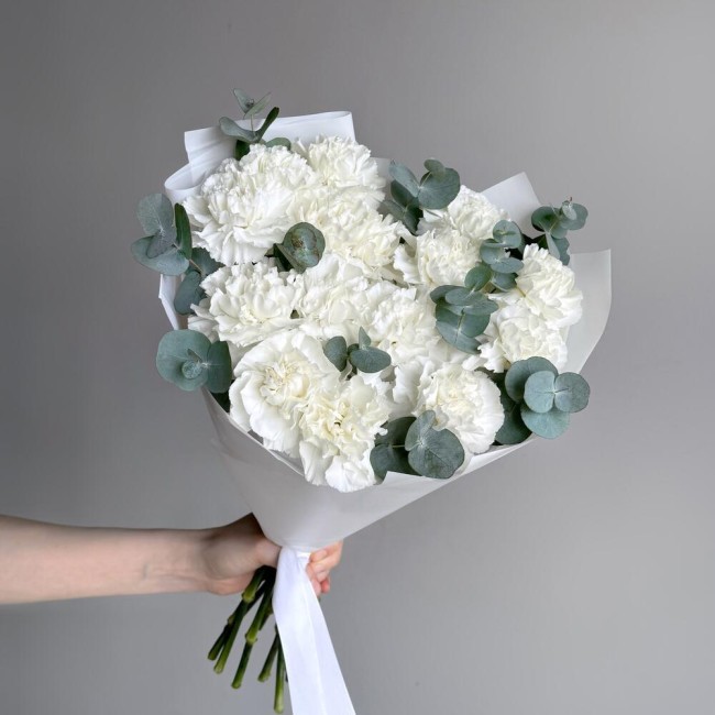 Букет цветов "Букет из белых диантусов с эвкалиптом"